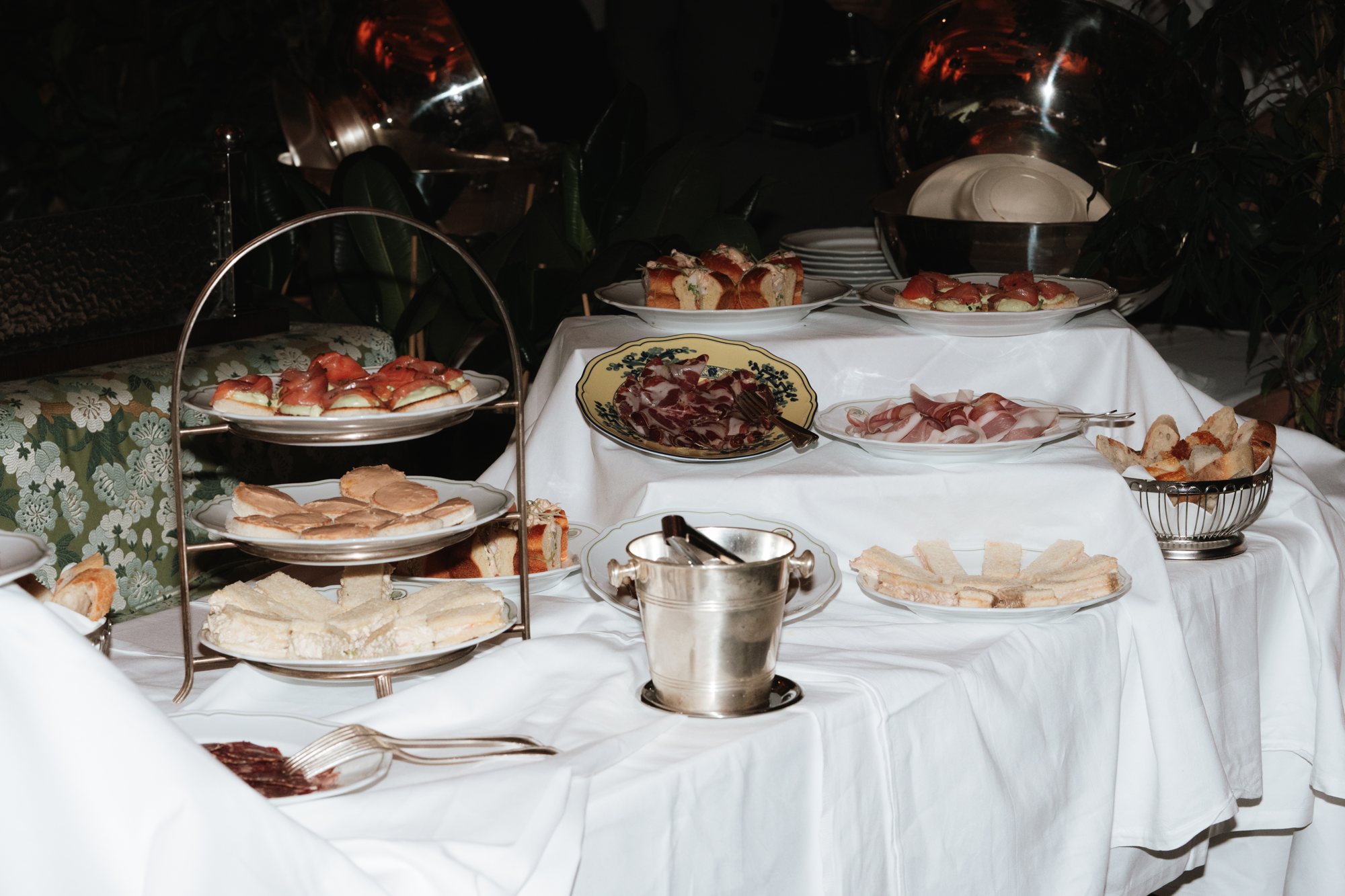 Un buffet dressé dans la Salle de Bal, présentoirs et seaux à champagne