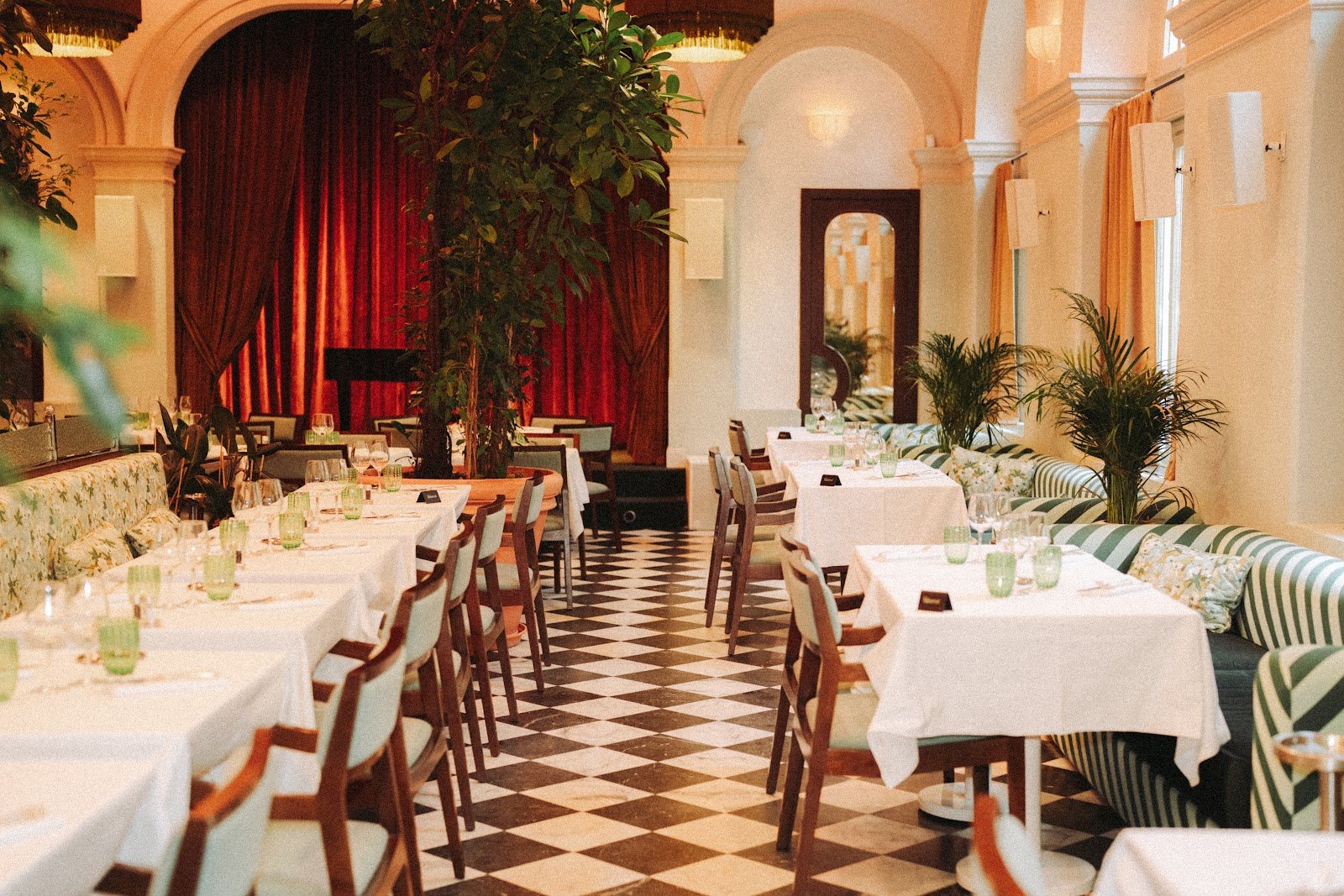 La salle du Grand Café dressée, les arches et le rideau rouge